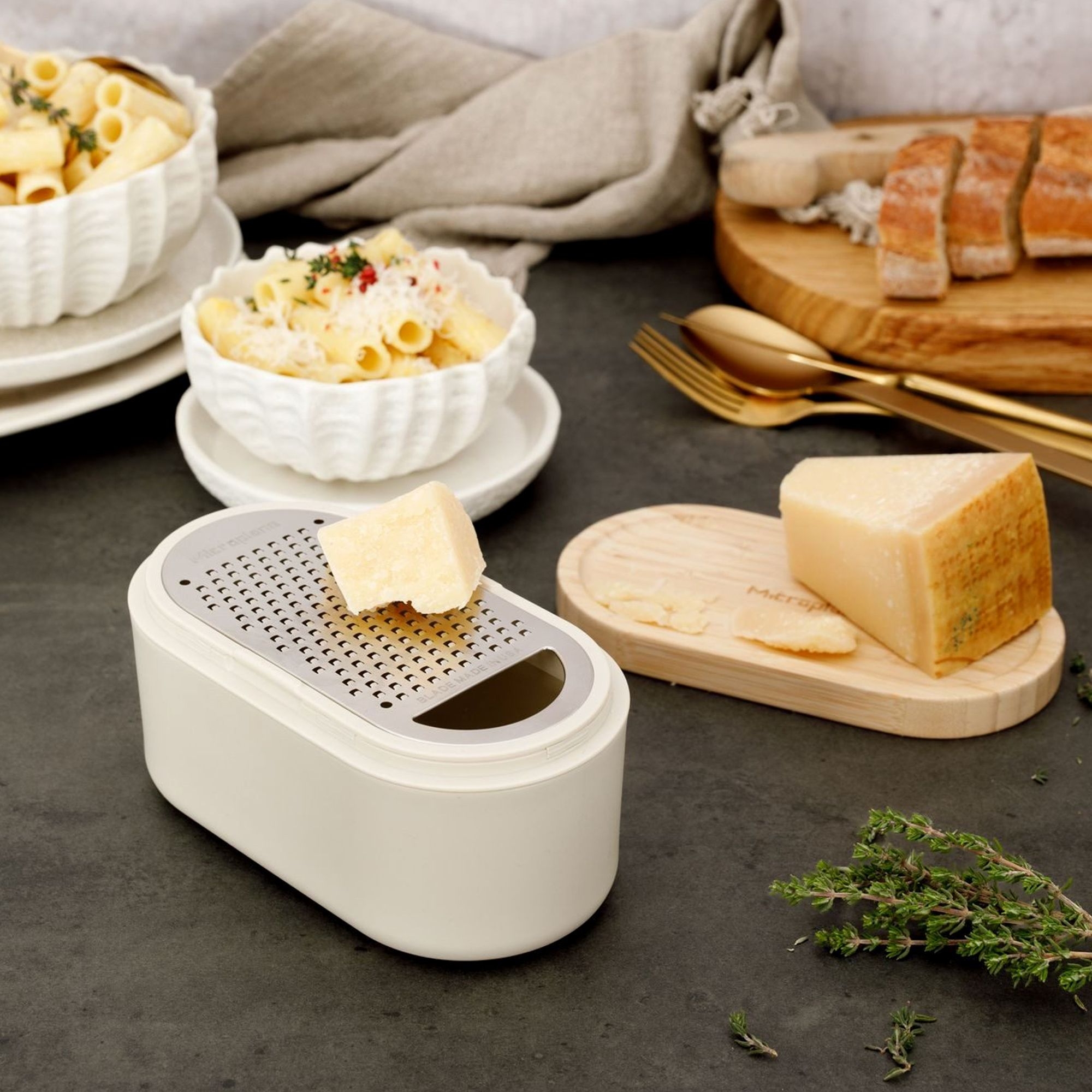 Microplane - Hand grater with Container & 2 lids | Cashmere White / Bamboo Microplane - Hand grater with Container & 2 lids | Cashmere White / Bamboo