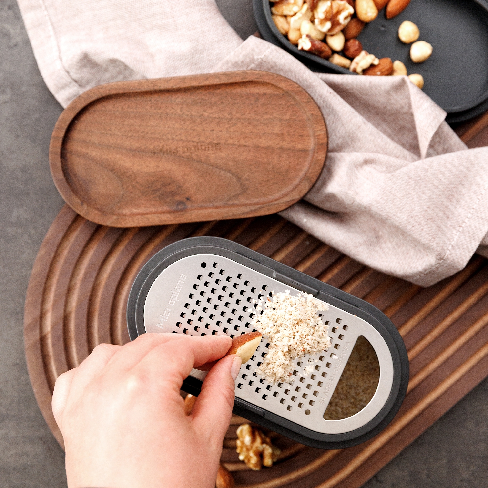 Microplane - Hand grater with Container & 2 lids | After Dark Grey / Walnut Wood Microplane - Hand grater with Container & 2 lids | After Dark Grey / Walnut Wood